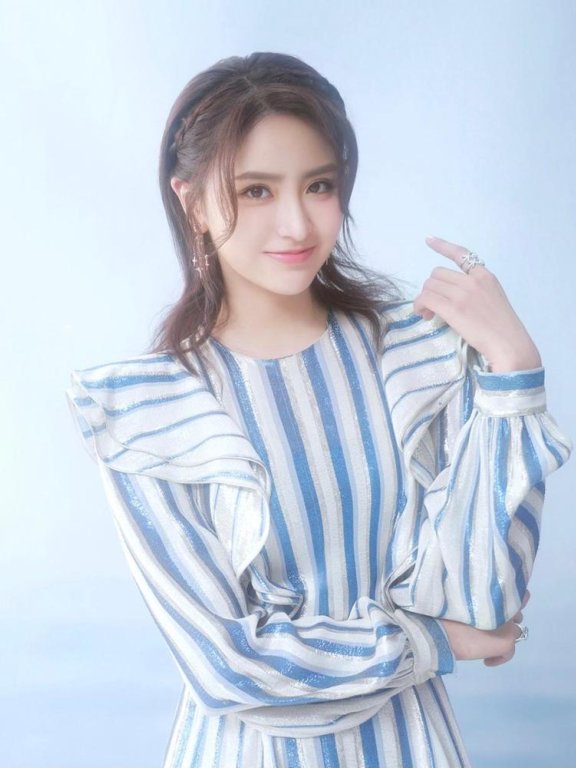 金子涵加盟《我们恋爱吧》,条纹蝴蝶袖裙清新,呆萌可爱表情包