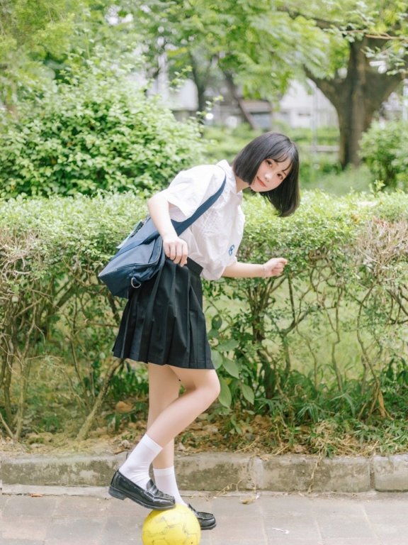 短发美女学生JK制服诱惑户外风格写真图片