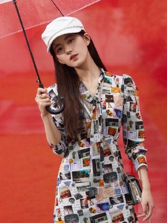 赵露思最新街头造型穿一袭印花连衣裙,真是甜美清新