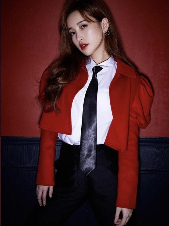 金莎黑白拼接的小香风格纹西装,扎丸子头仍如少女