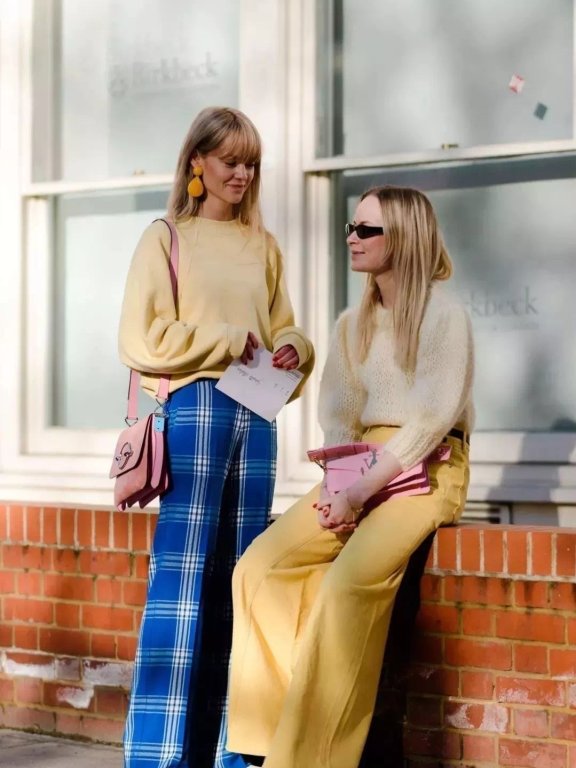 彩色阔腿裤也非常时尚，尽显明媚气息