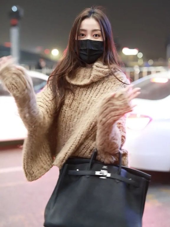 今年的毛衣该怎么穿?半高领毛衣时尚百搭,还能瞬间改变身材比例