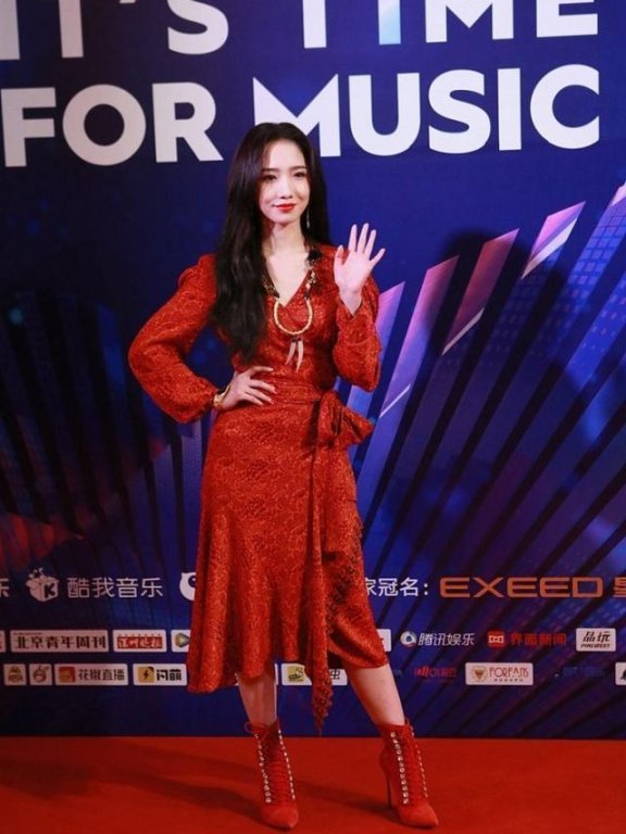 孟美岐身穿红色长裙出席活动,小小年纪却穿得像40岁