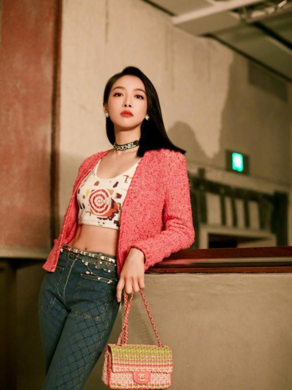 宋茜洋装现身盛典,CHANEL 2021早春服饰时尚靓丽,精致优雅