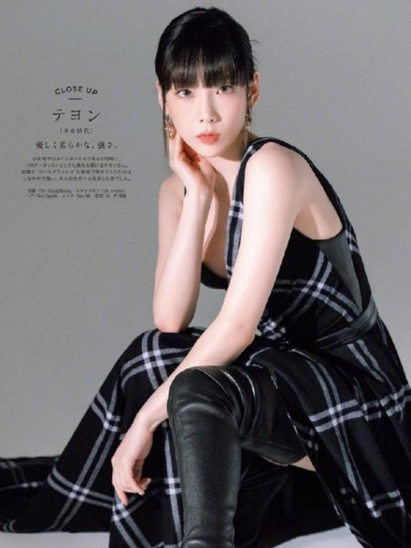 女团成员金泰妍大片曝光,吊带深V性感秀锁骨露香肩眼神撩人
