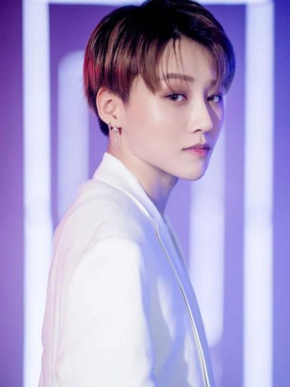 刘雨昕酷飒的中性风,一个妥妥的穿搭种草机