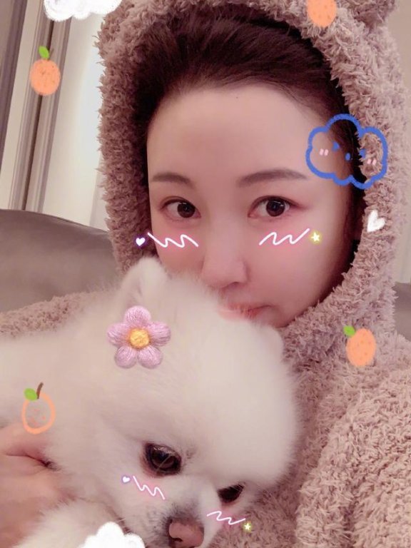 超萌!九球天后潘晓婷抱着爱犬出境,呆萌可爱满满青春气息