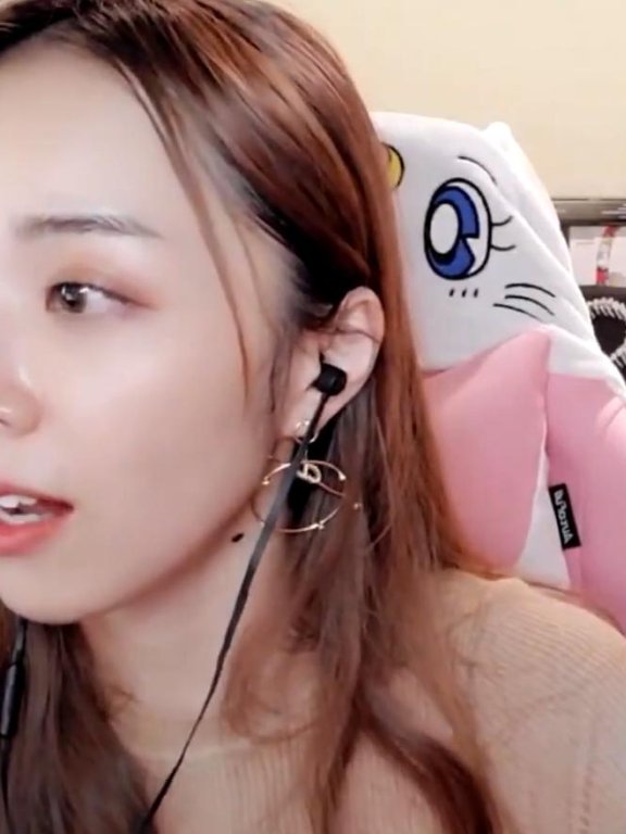 余霜颜值真的不行了?开播求网恋,脸上油脂太明显了