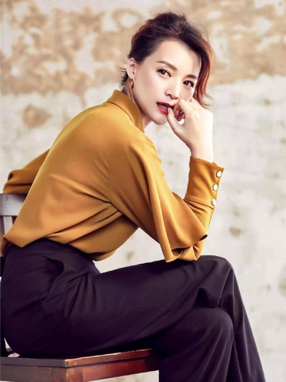 47岁董卿波点裙捧蛋糕笑得甜