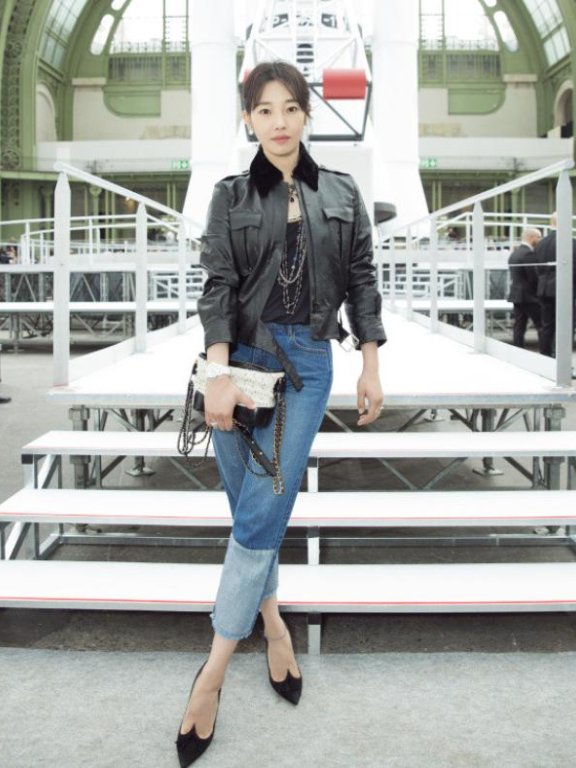 白百何皮衣混搭细高跟,意外的很新潮