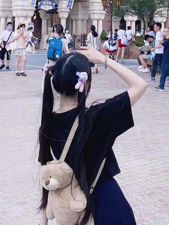 蔡萝莉偷偷点赞,一年都没碰过的衣服,又有想法了?