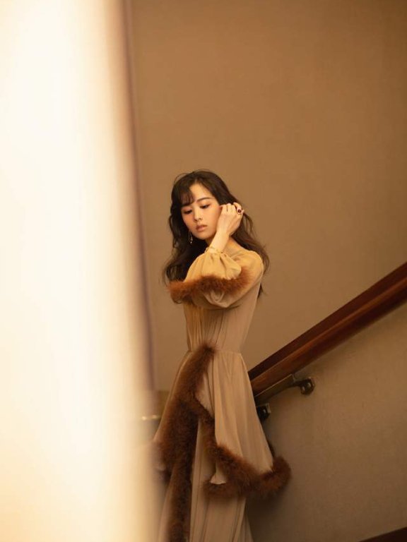 终于等到陈都灵长大了,现在虽然没以前清纯却带来了高级妖媚感