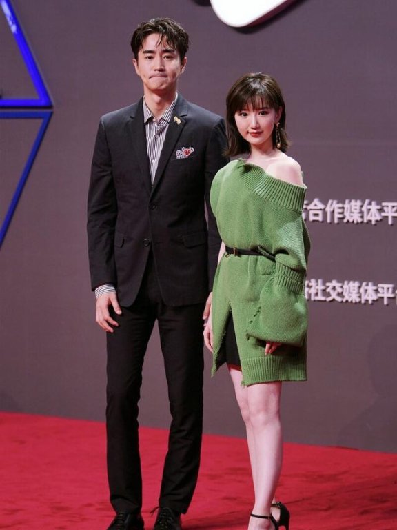 毛晓彤针织衫还要斜着穿,秀一边肩膀一般人难驾驭