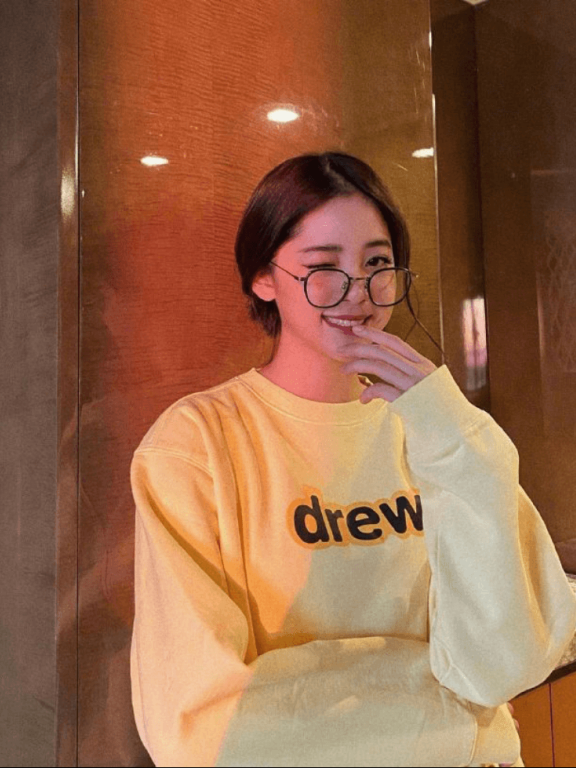 欧阳娜娜真是青春范穿搭的代表,明媚的配色和休闲款的式惹人爱