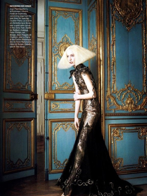 时尚OR古典？经典之间的碰撞超吸引人，华丽裙装彰显女王攻气