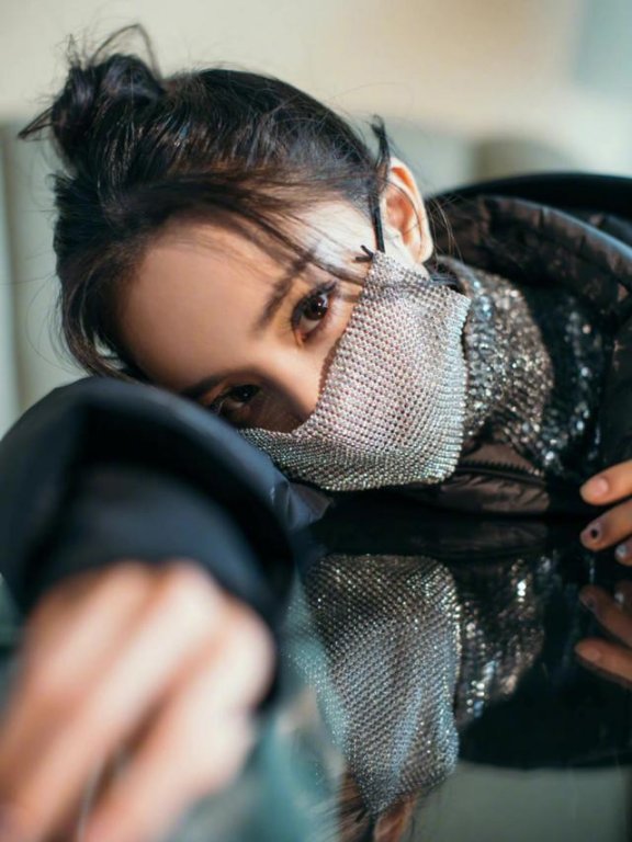 带货女王杨幂因带钻石口罩又登上了社交平台热搜