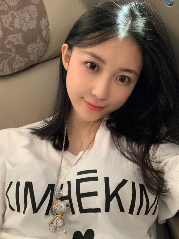 宣云晒自拍，靠在沙发上显慵懒，五官秀气获老公潘玮柏点赞