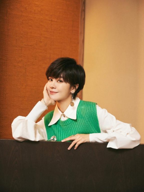 郁可唯文艺起来的样子太温柔,穿复古毛背心很潮很优雅