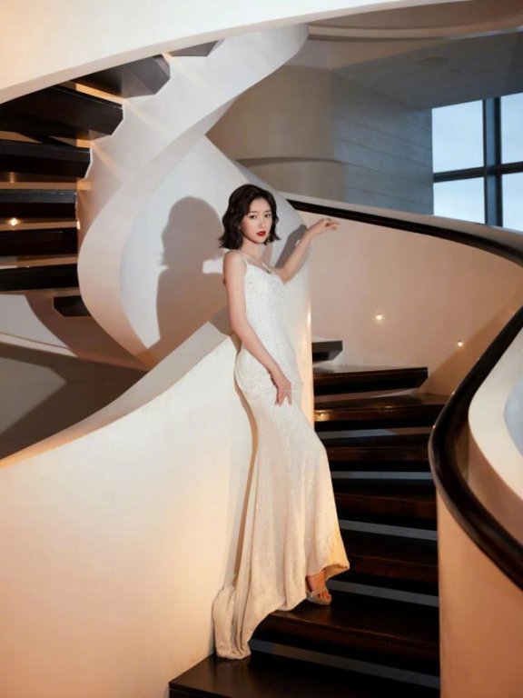 毛晓彤白色吊带裙配微卷波浪发,港风范儿十足