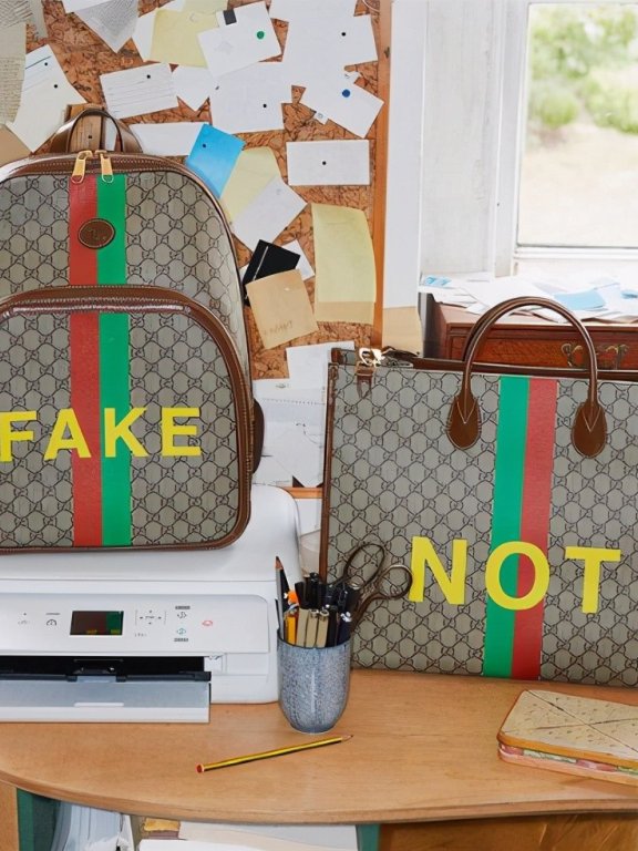 GUCCI在新品包上印“假货”搞黑色幽默讽刺，男模跪床上拍出大片感