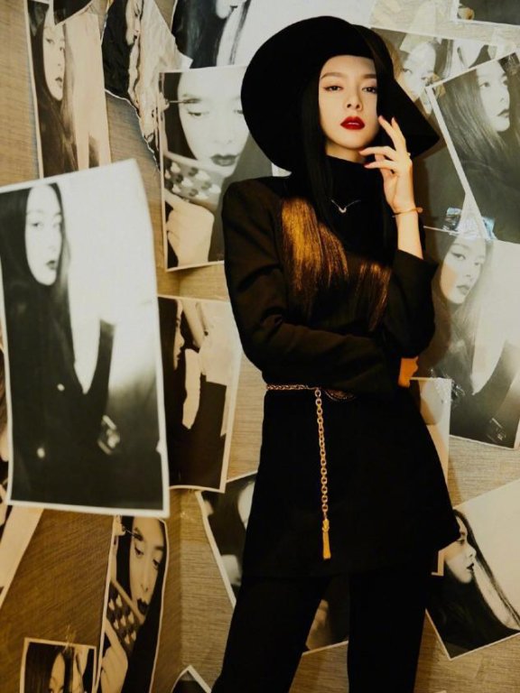 傅菁黑上衣配修身裤+大檐帽，又酷又飒