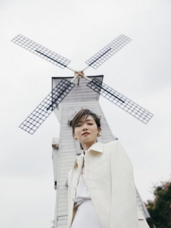 万茜风晒出游靓照,一袭白色半身裙配白色外套高级洋气还养眼