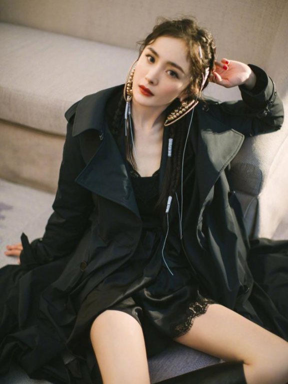 杨幂高扎卷发配过膝靴美艳照人,蜂腰长腿吸睛养眼