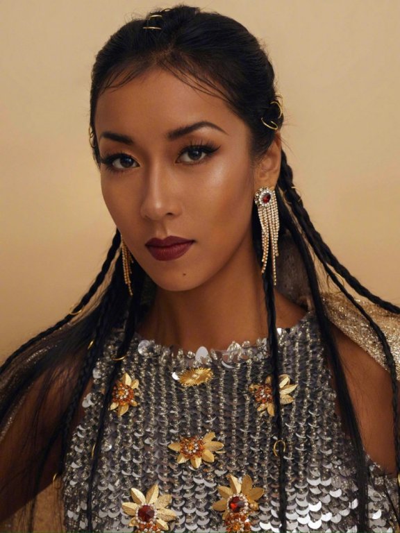 吉克隽逸新造型碎钻亮片化身“银孔雀”,一般人真的HOLD不住