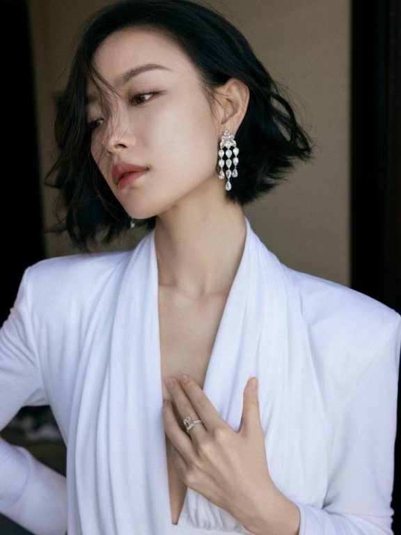 “脸大”偏偏还剪了短发?不久靠这几招,修饰脸型连倪妮都用上了