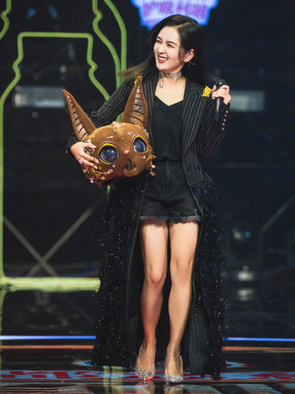 何洁总算是瘦下来了，虽然脸还是很大，但腿变细了好多