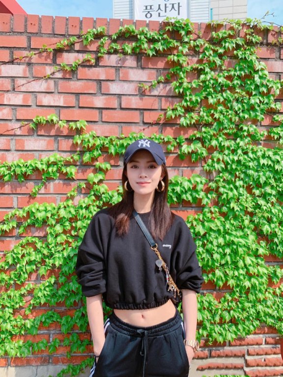 文咏珊黑色露脐卫衣配运动裤舒适简约,低调又时髦