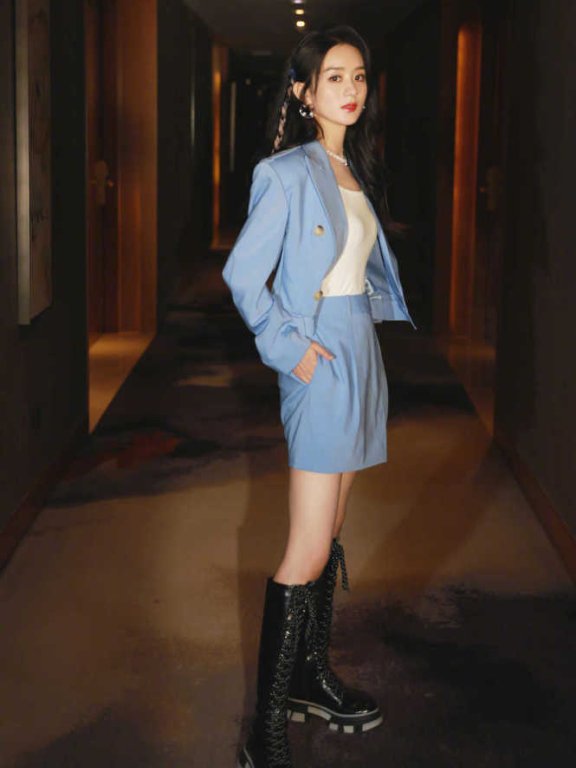 赵丽颖穿蓝色西服套装干练大气,高级大气