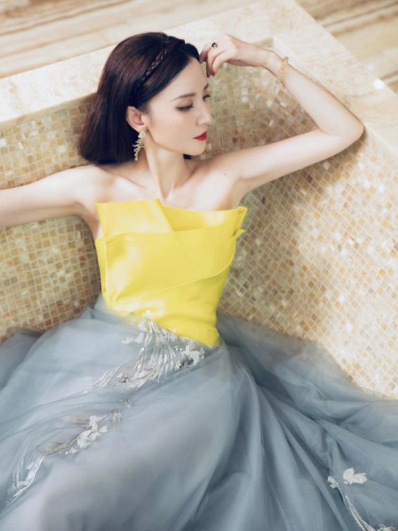 张萌穿黄灰色拼接连衣裙优雅大气,不愧为气质女神