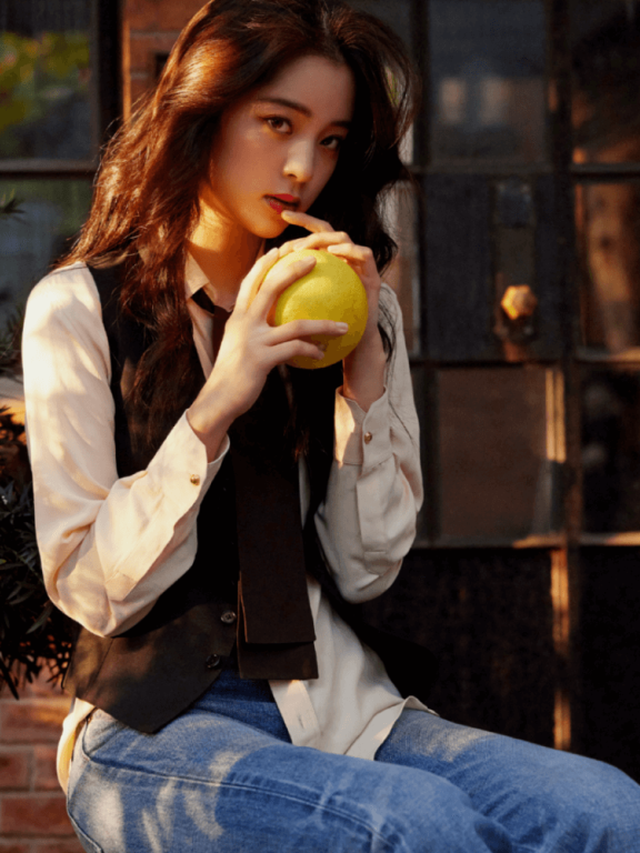 欧阳娜娜穿简约衬衫搭配,简直就是可爱风的代言人!