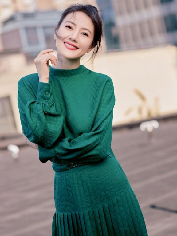 短发的高圆圆仍然有魅力,虽然少了女人味却依旧吸引人