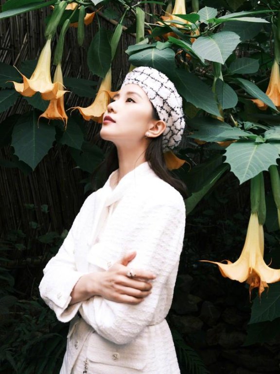 刘诗诗的美藏在骨子里,穿白色搭配优雅大气,贝雷帽更添气质