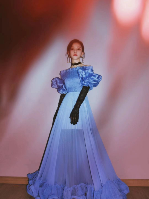 冯提莫穿银色短裙闪耀夺目，真是太高级