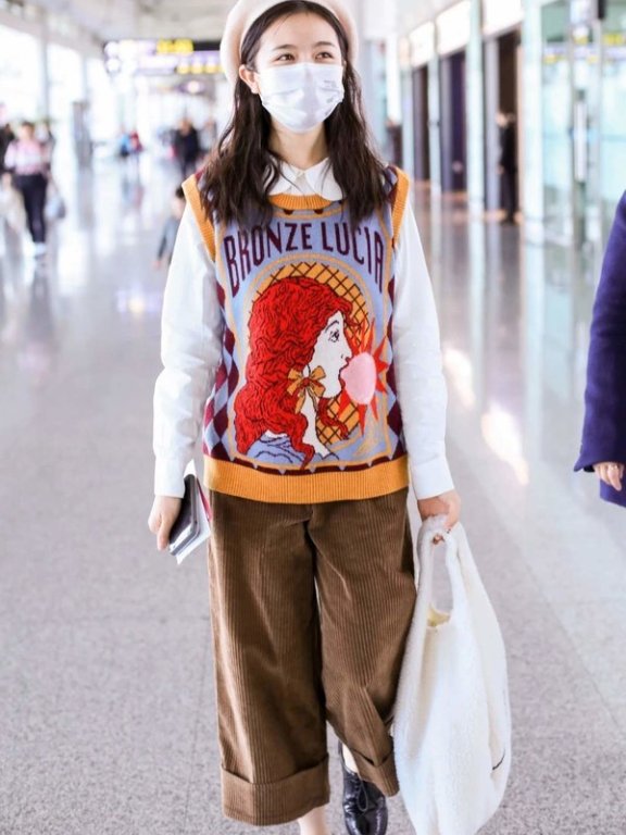 李兰迪穿红绿格毛衣扎丸子头甜美复古!