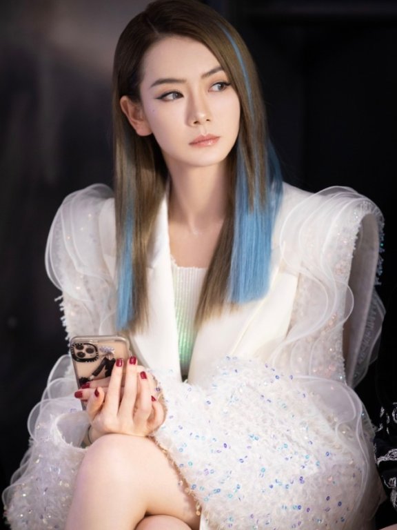 戚薇一袭白色西装裙冷艳霸气,冰水蓝挑染发色好魅惑