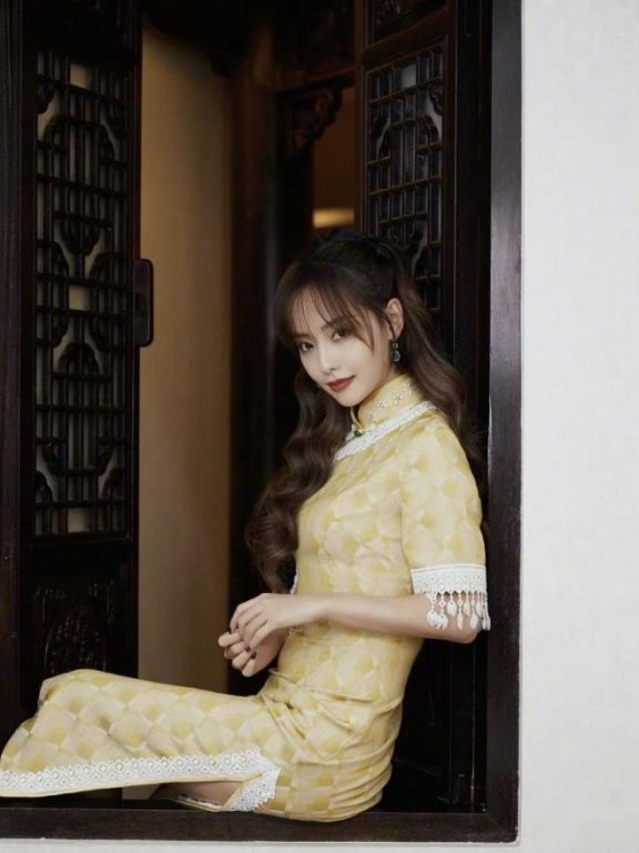 张嘉倪一袭黄色流苏旗袍裙,拍出绝美中国风
