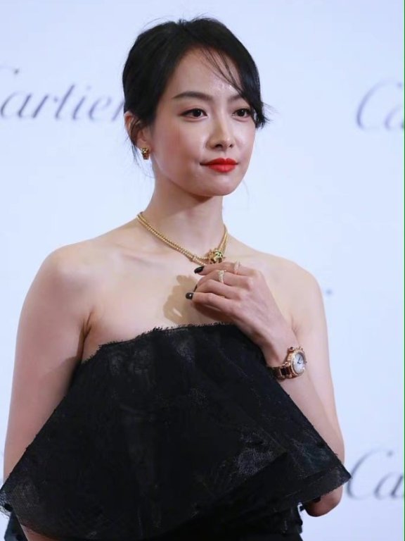 宋茜无修图也美得惊艳,黑色穿出了优雅