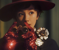 杨幂这是在COS侦探吗?英伦低调风加趣味短发复古风十足