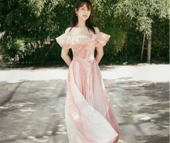 杨紫一字领礼服大秀天鹅颈,但厚重纱裙拖了后腿