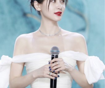 王子文穿白色礼服看着有1米7!一字领礼服配皇冠,肤白貌美气质好