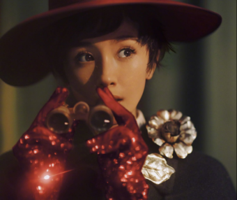 杨幂这是在COS侦探吗?英伦低调风加趣味短发复古风十足