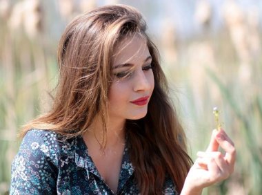 被男同桌按在桌上强吻-一帮男生围着欺负一个女生