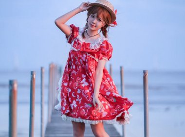 被学长抱到没人的地方躲起来 发现了老师的小秘密