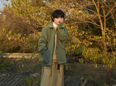 短发怎么剪出少年感!看张子枫短发+接地气穿衣,气质清爽干净