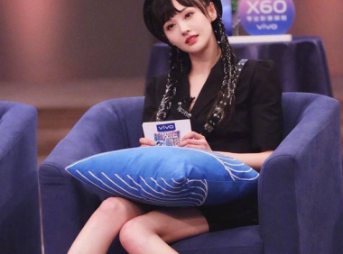 郑爽齐刘海发型就能上热搜！网友：我剪了也能像她一样可爱吗？