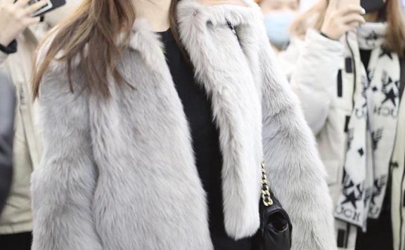 张雨绮身穿灰色的毛皮大衣现身某机场,整个人毛绒绒地显得格外地温暖